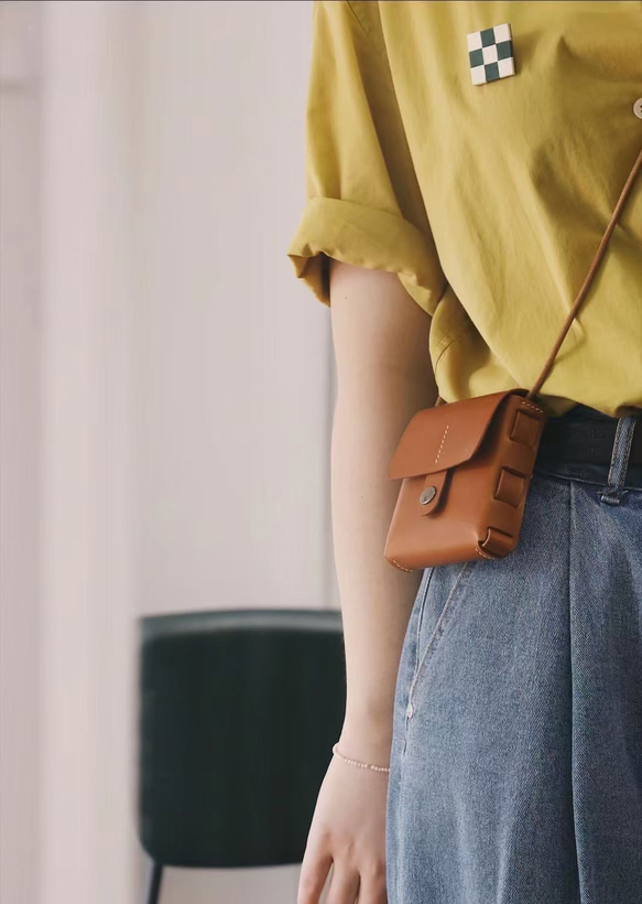 真皮扁平迷你肩背包、小斜背包、皮革手拿包 第5張的照片