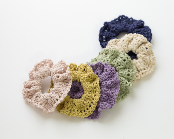 リネン混夏糸の編みシュシュ（外径約9cm）。ゴムの入れ替え・サイズ調整できます。カラーが8色から選べる 1枚目の画像