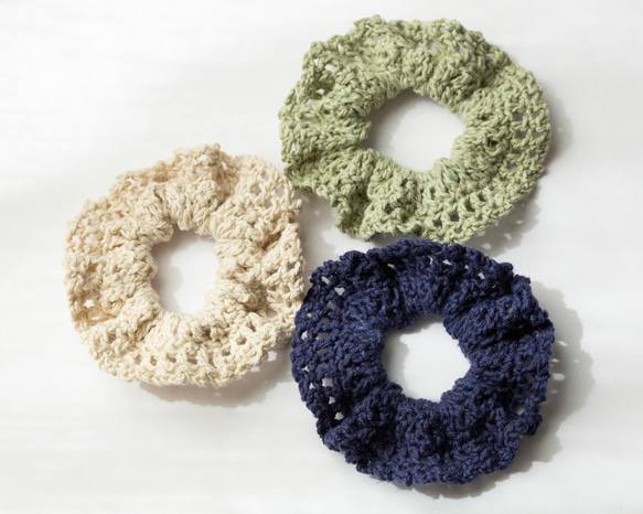 リネン混夏糸の編みシュシュ（外径約9cm）。ゴムの入れ替え・サイズ調整できます。カラーが8色から選べる 4枚目の画像