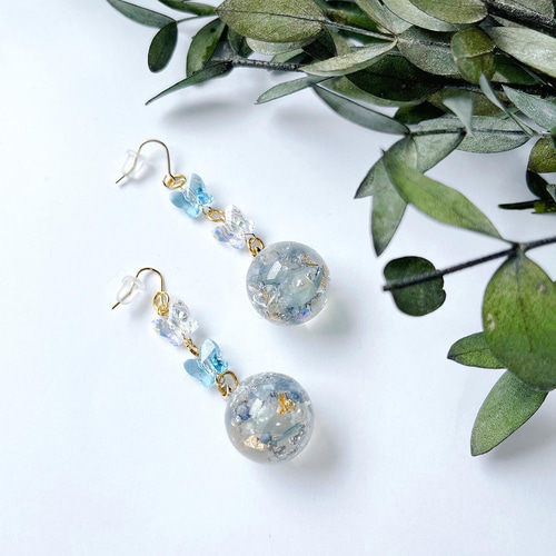 揺れる蝶とレジンボールピアス・イヤリング ピアス（フック・チェーン 