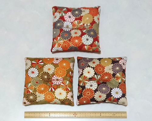 ミニ座布団 置物用 青海波 ハンドメイド ミニチュア ミニ座布団 紗綾形 10cm角 4枚セット 置物用 飾り座布団