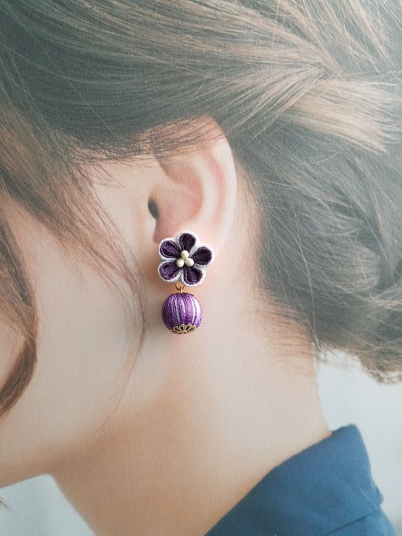 つまみ細工　紫色のお花と巻き玉　ピアス/イヤリング 1枚目の画像
