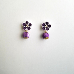 つまみ細工　紫色のお花と巻き玉　ピアス/イヤリング 2枚目の画像