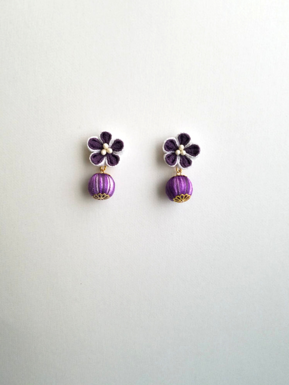 つまみ細工　紫色のお花と巻き玉　ピアス/イヤリング 2枚目の画像