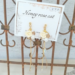 *Honey rose cat* ロザフィホワイトバラピアス【委託作品】 3枚目の画像