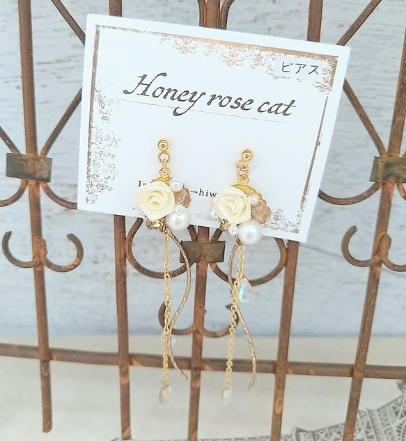 *Honey rose cat* ロザフィホワイトバラピアス【委託作品】 3枚目の画像