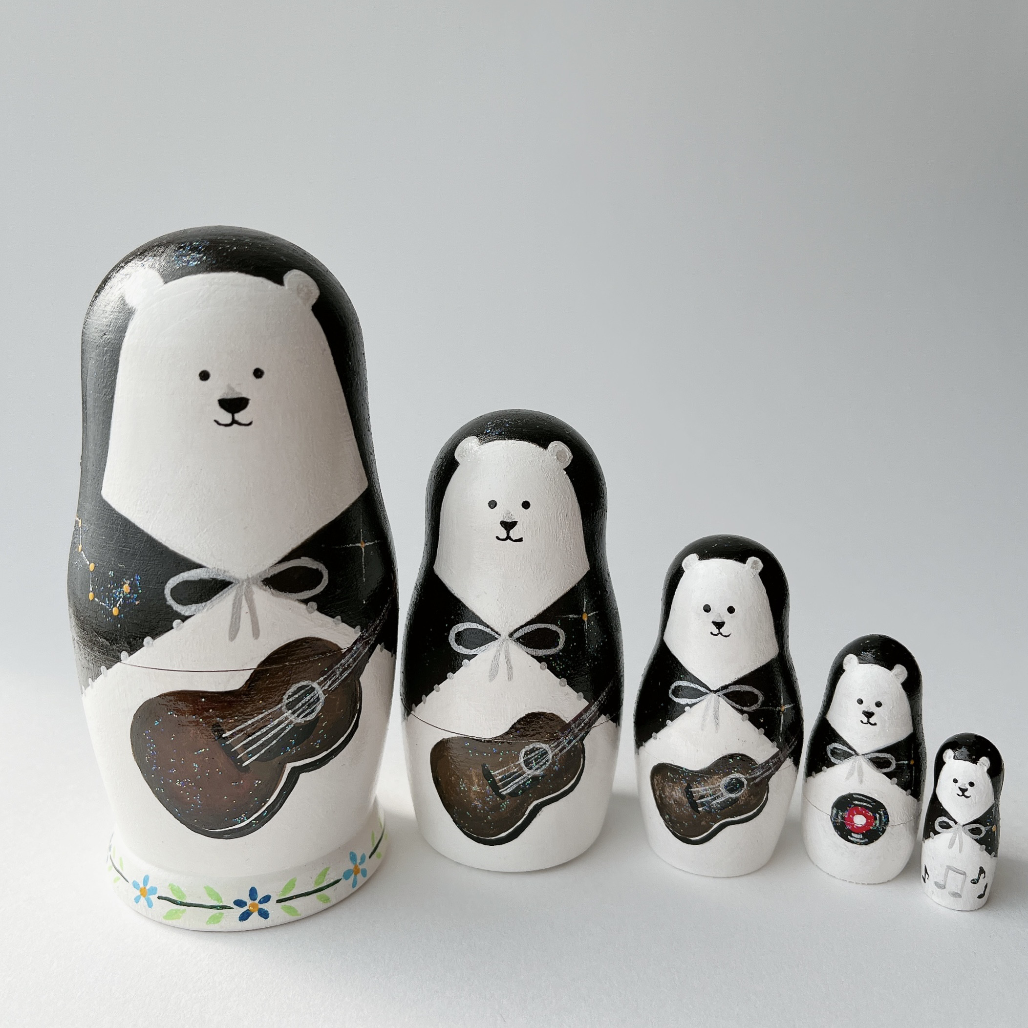 【受注制作】夜空に北斗七星頭巾マトリョーシカ・白熊　シロクマさんのギタリスト　木製インテリア雑貨