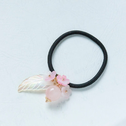白蝶貝シェル葉っぱと天然石ローズクォーツのヘアゴム ヘアアクセサリー　髪飾り　さくら　桜 1枚目の画像