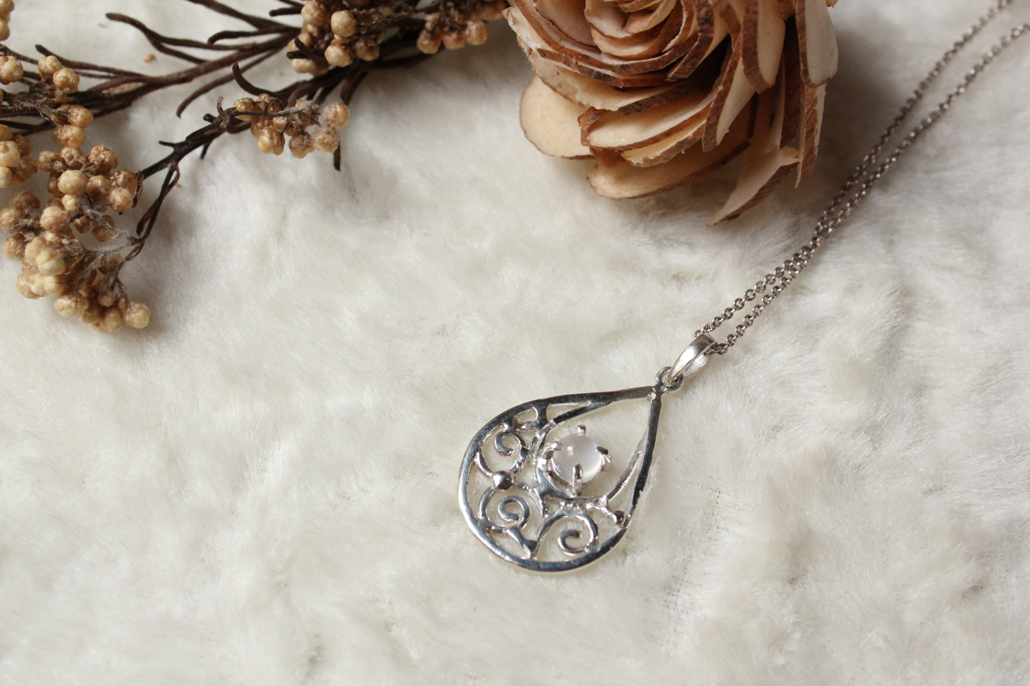 ブルームーンストーンのネックレス　6月の誕生石azur /silver