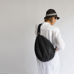 ⁂ラスト1　夏ＳＡＬＥ　軽量まぁるいボール ボディバッグ　クッション入ナイロン　革レザー　ショルダー斜め掛け黒P59B 3枚目の画像
