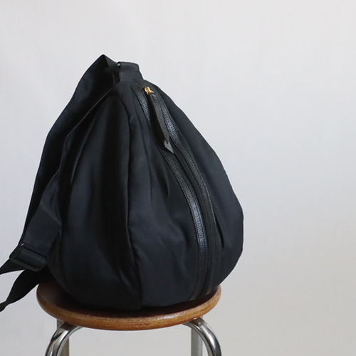 送料無料）新色 軽量まぁるいボール ボディ バッグ クッション入り