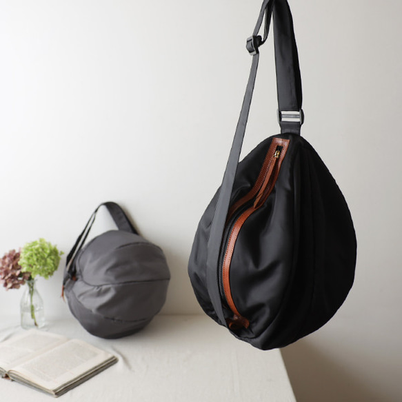 ⁂ラスト1　夏ＳＡＬＥ　軽量まぁるいボール ボディバッグ　クッション入ナイロン　革レザー　ショルダー斜め掛け黒P59B 4枚目の画像