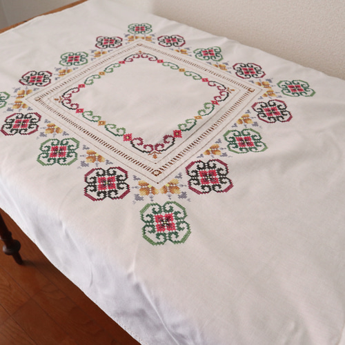 ハンガリー手織リネンに薔薇の刺繍のテーブルクロス95×152cm