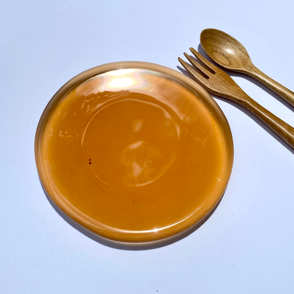 「紅茶色の水たまりM」丸いガラスのお皿（マット仕上げ）　ガラス工芸　食器　小物置き　小皿　　プレート　お皿　ギフト　食器 3枚目の画像
