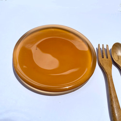 「紅茶色の水たまりM」丸いガラスのお皿（マット仕上げ）　ガラス工芸　食器　小物置き　小皿　　プレート　お皿　ギフト　食器 4枚目の画像