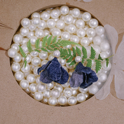Cebu 簡單靈巧海水藍丹寧花朵棉珍珠耳環 第1張的照片
