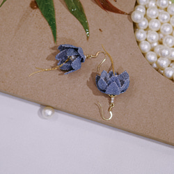 Krabi | 大人コーデ、青い、葉のデザイン、オリジナル手作り布花フックピアス 2枚目の画像