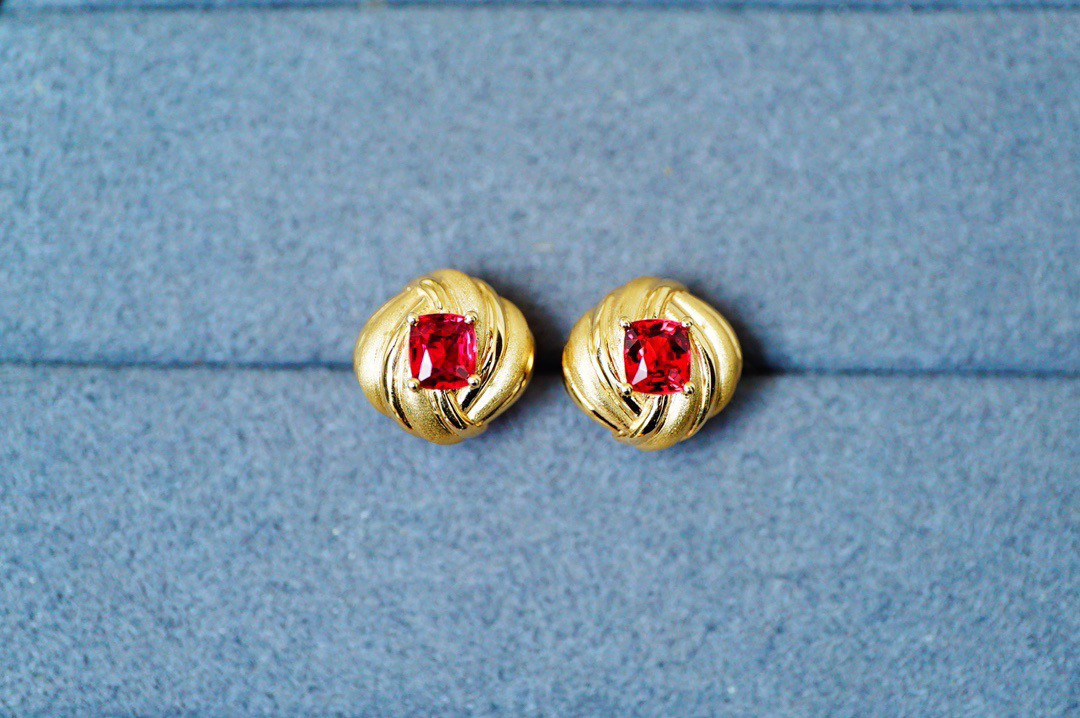 受注制作「尖晶石」K18 天然レッドスピネル　内面の充実　安全　8月誕生石　ピアス　希少