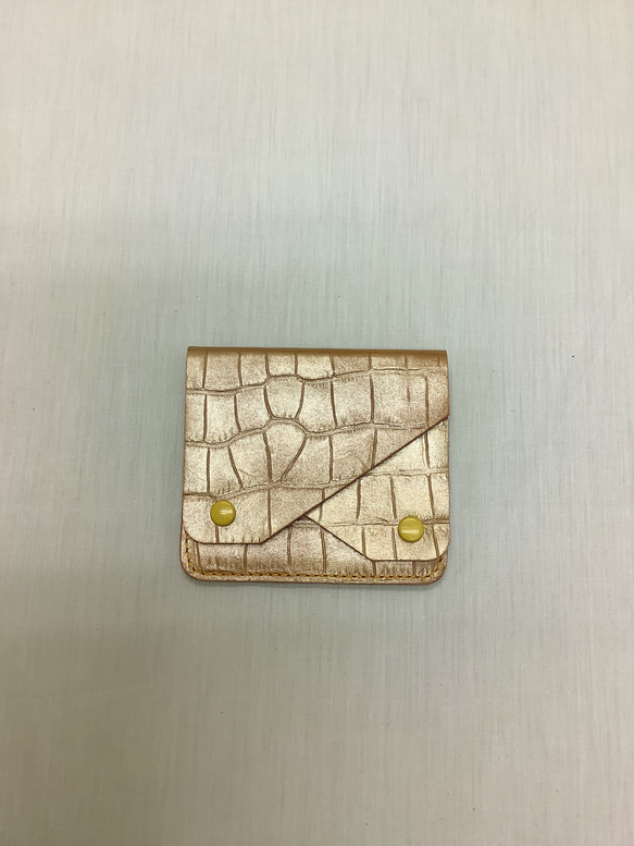 スリーポケット財布　ワニ型押し革　メタリックピンク　ホック黄色 1枚目の画像