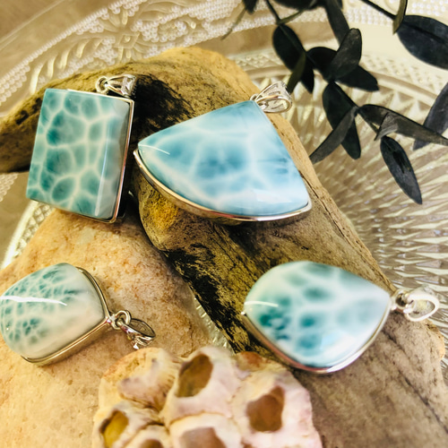 天然石ラリマー☆高品質！しずく型ペンダントトップ☆かめ模様が美しい！