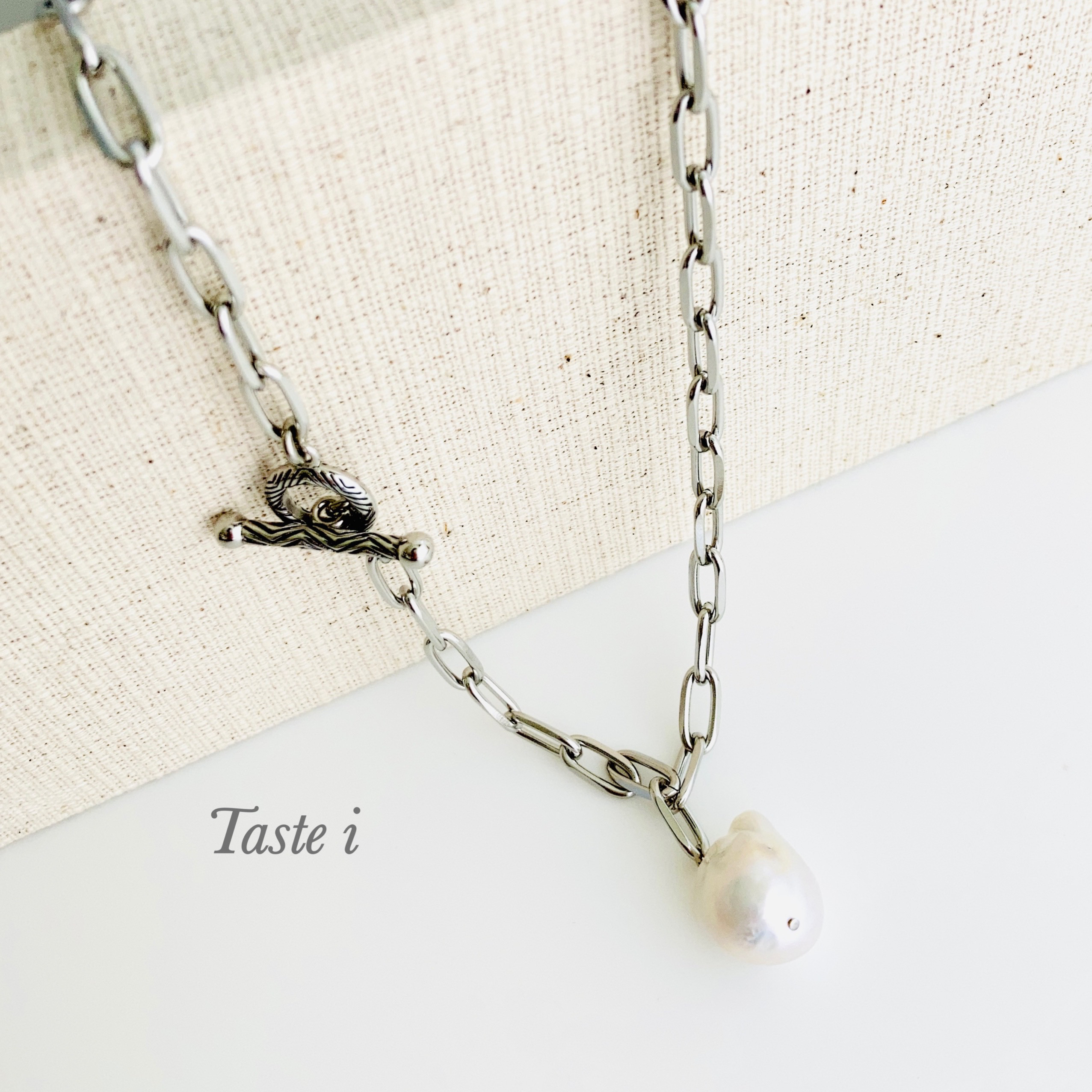 【大人テイスト】マンテル金具を使った4面カットサージカルステンレスと大粒パールのネックレス〔20116〕