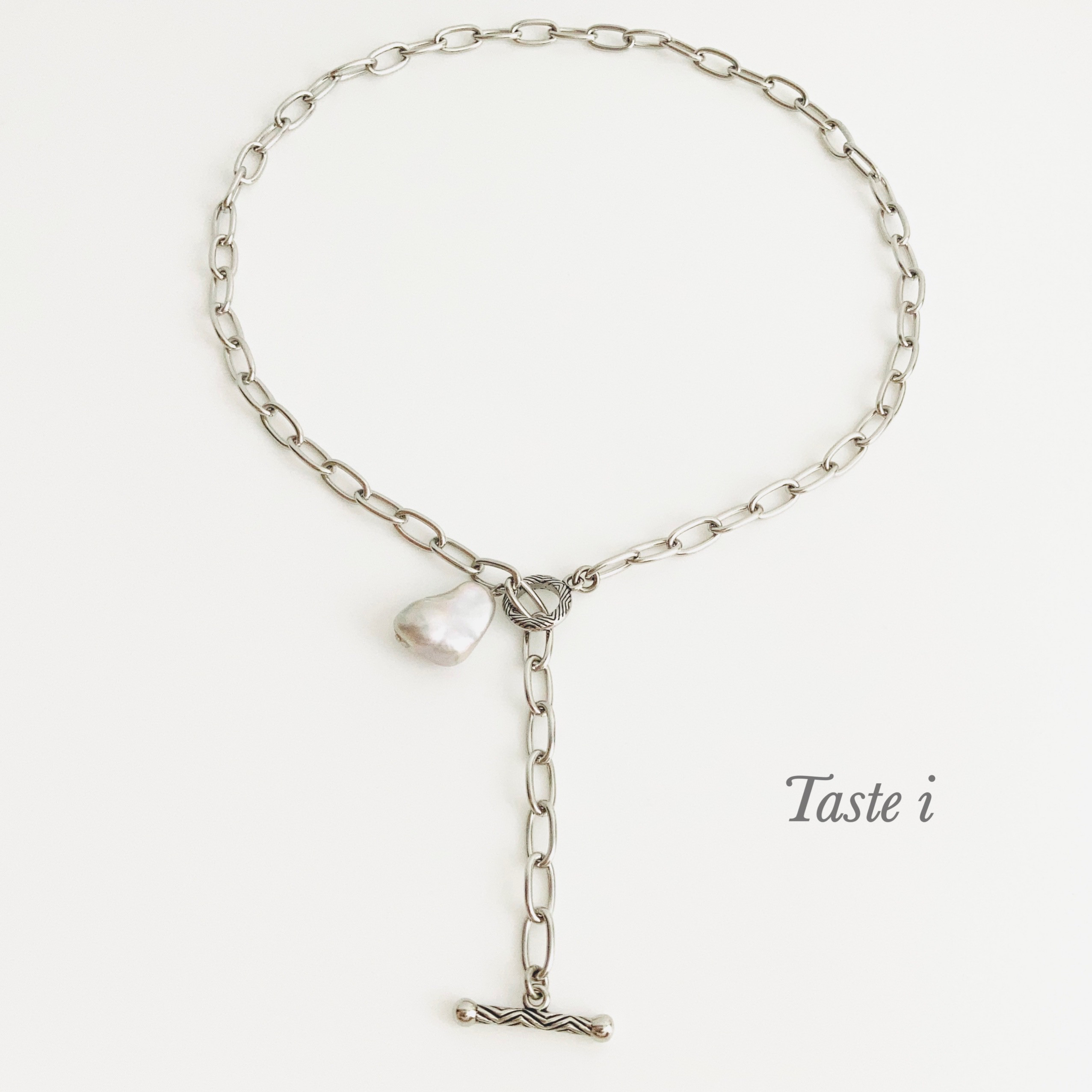 【大人テイスト】マンテル金具を使ったサージカルステンレスと大粒淡水バロックグレーパールのネックレス〔20117〕