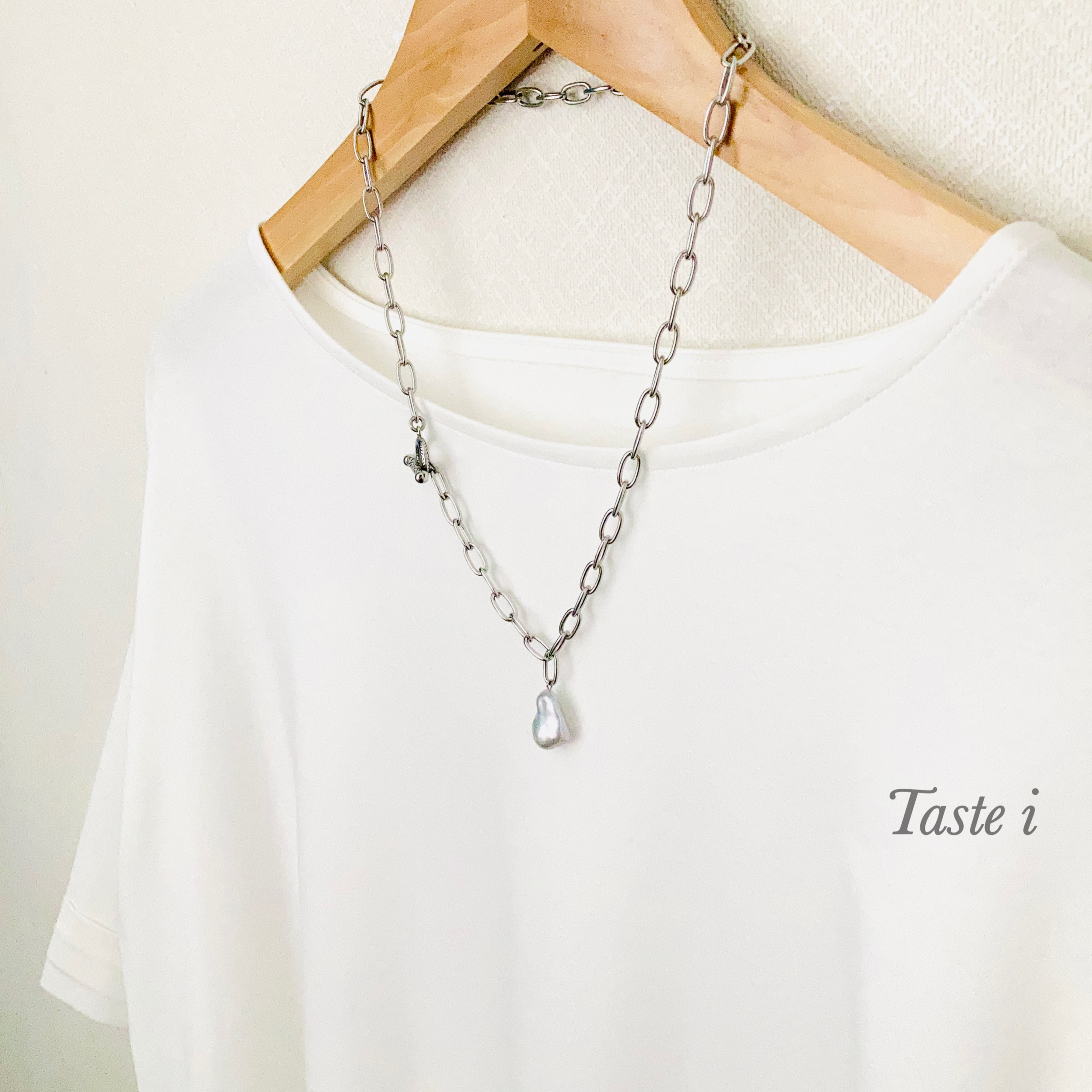 【大人テイスト】マンテル金具を使ったサージカルステンレスと大粒淡水バロックグレーパールのネックレス〔20117〕