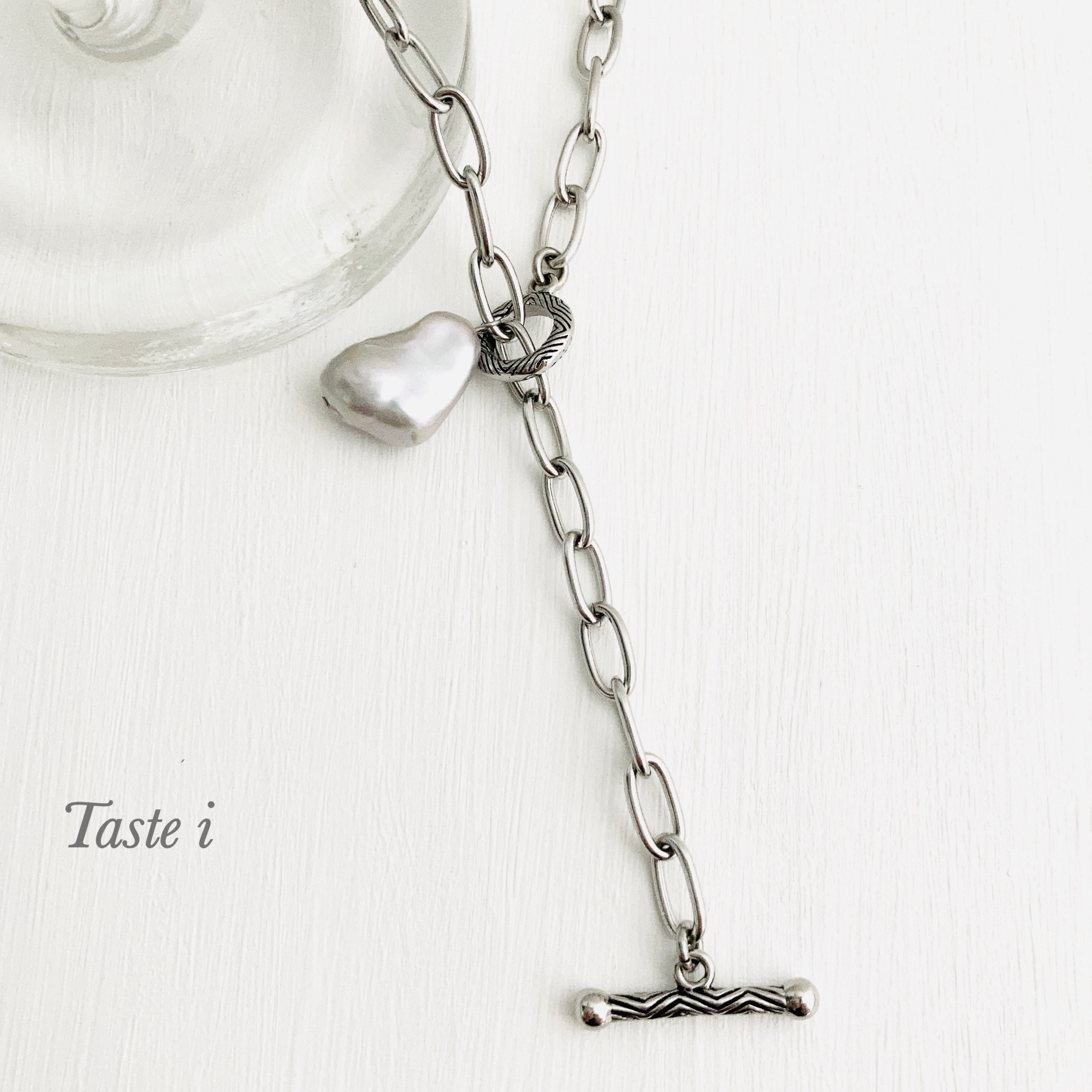 【大人テイスト】マンテル金具を使ったサージカルステンレスと大粒淡水バロックグレーパールのネックレス〔20117〕