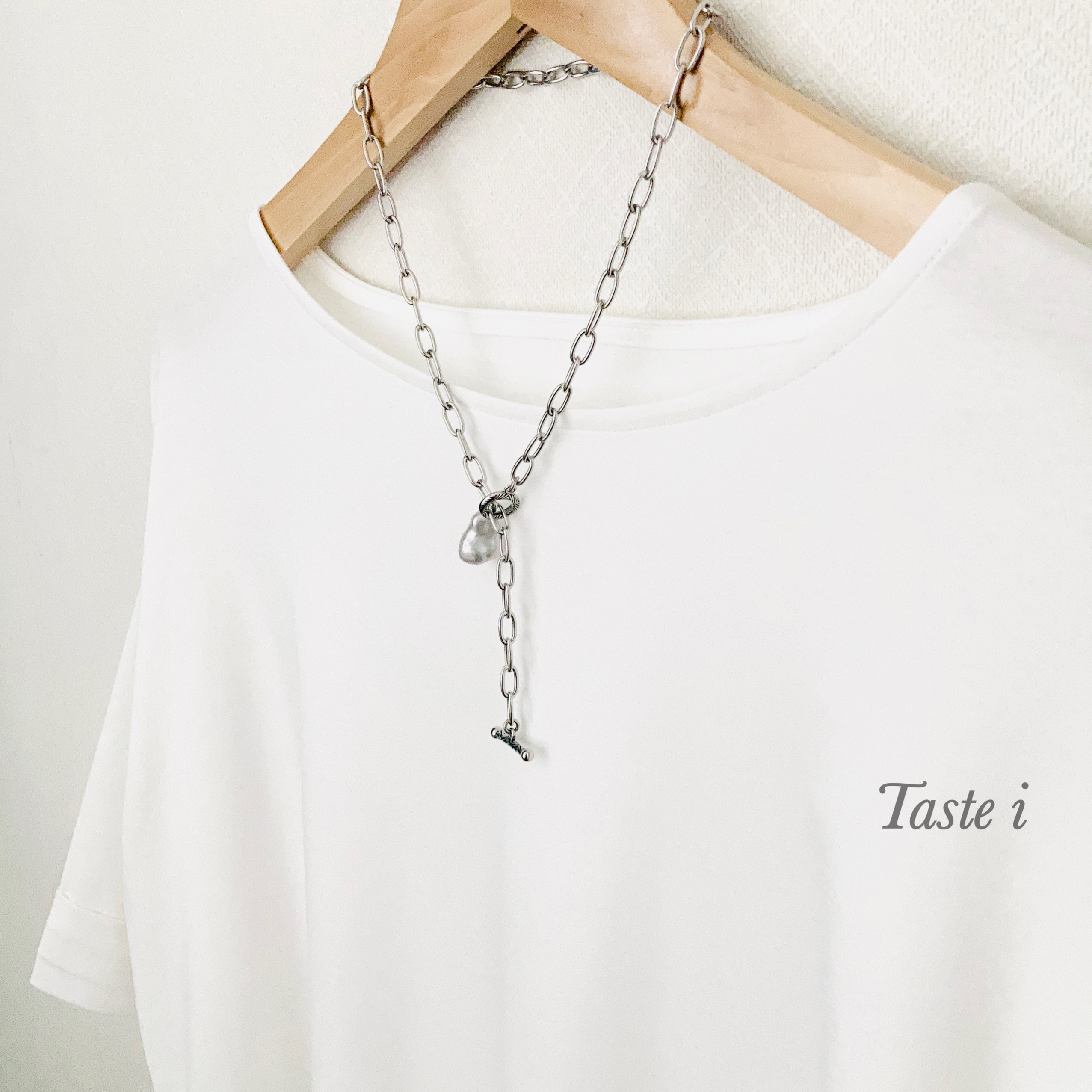 【大人テイスト】マンテル金具を使ったサージカルステンレスと大粒淡水バロックグレーパールのネックレス〔20117〕