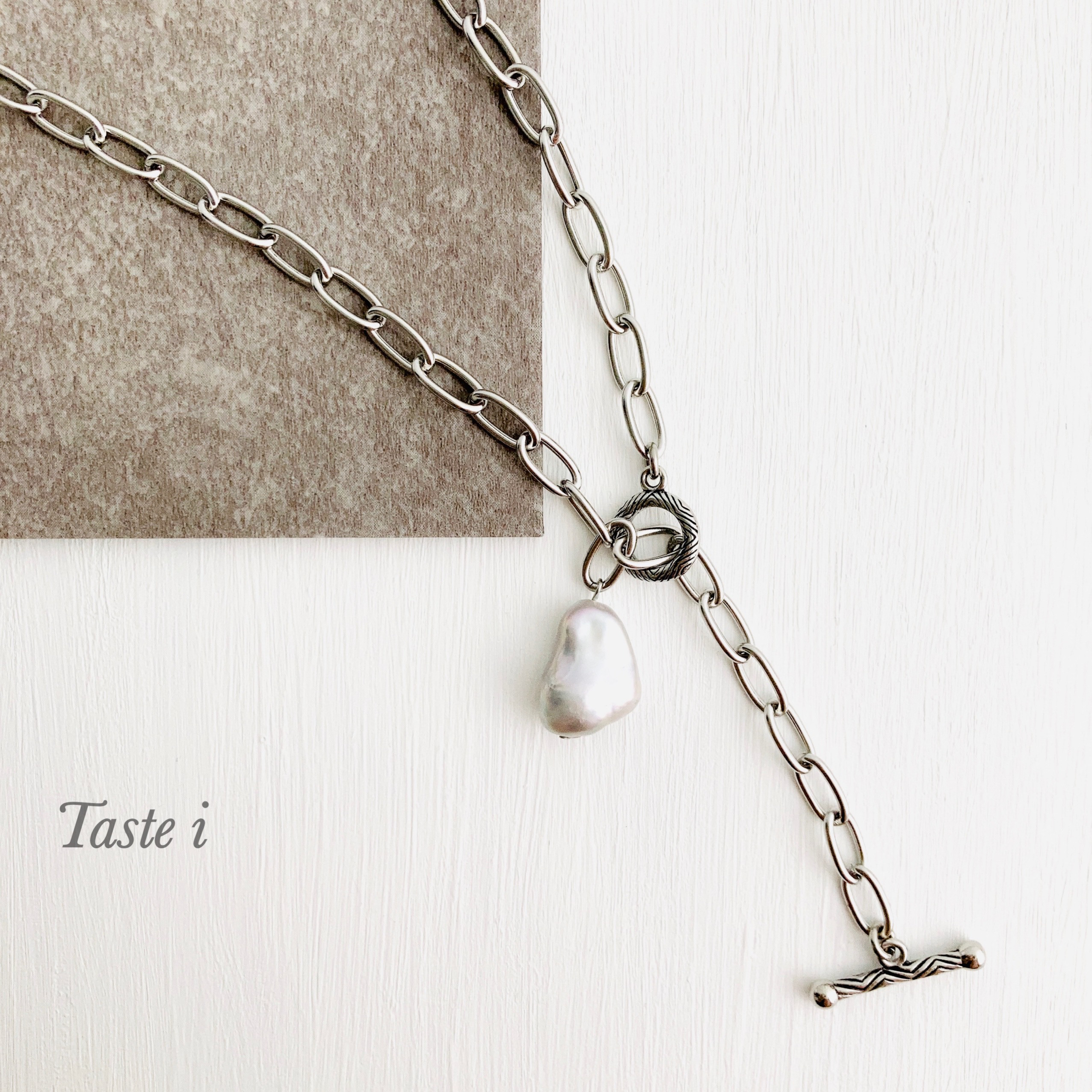 【大人テイスト】マンテル金具を使ったサージカルステンレスと大粒淡水バロックグレーパールのネックレス〔20117〕