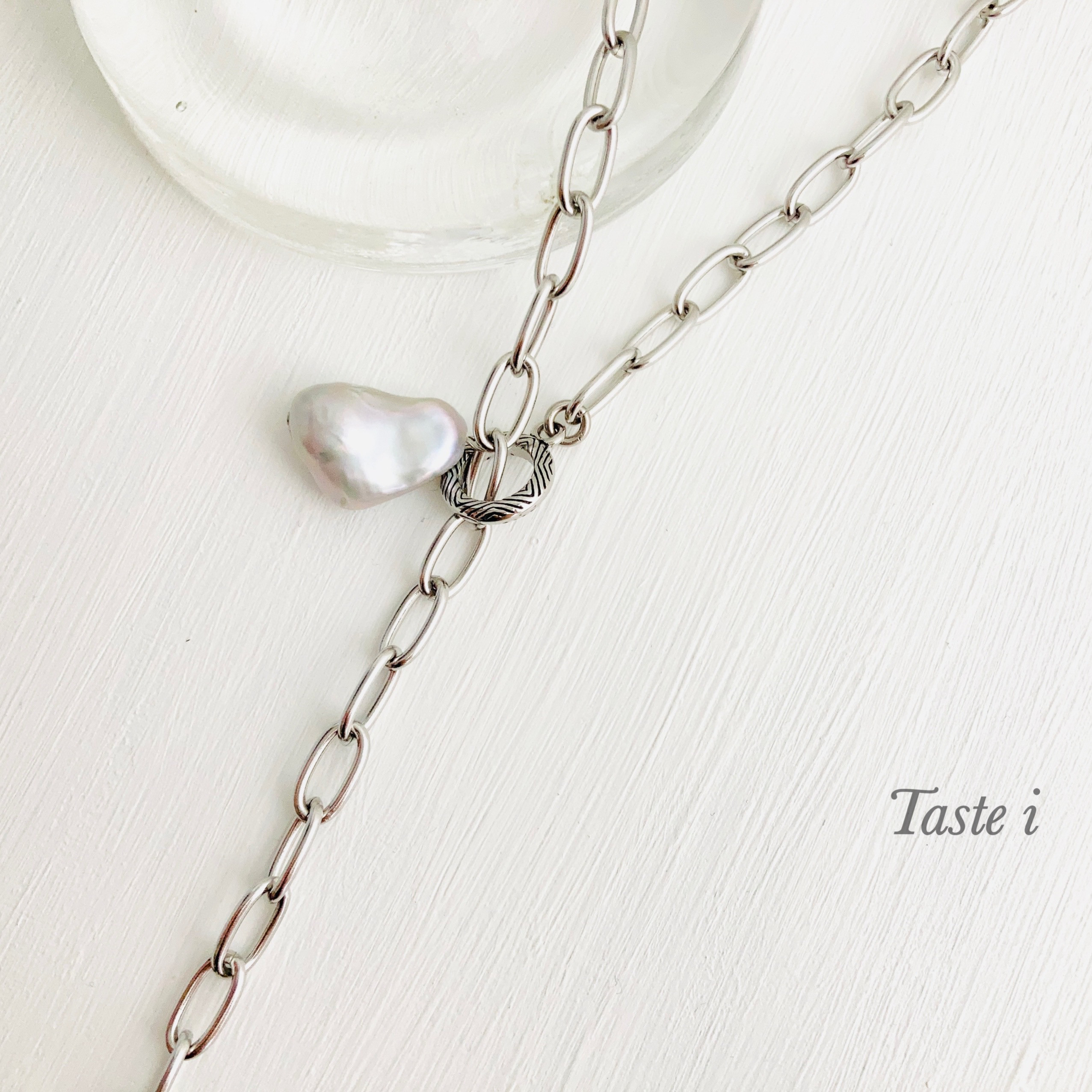 【大人テイスト】マンテル金具を使ったサージカルステンレスと大粒淡水バロックグレーパールのネックレス〔20117〕