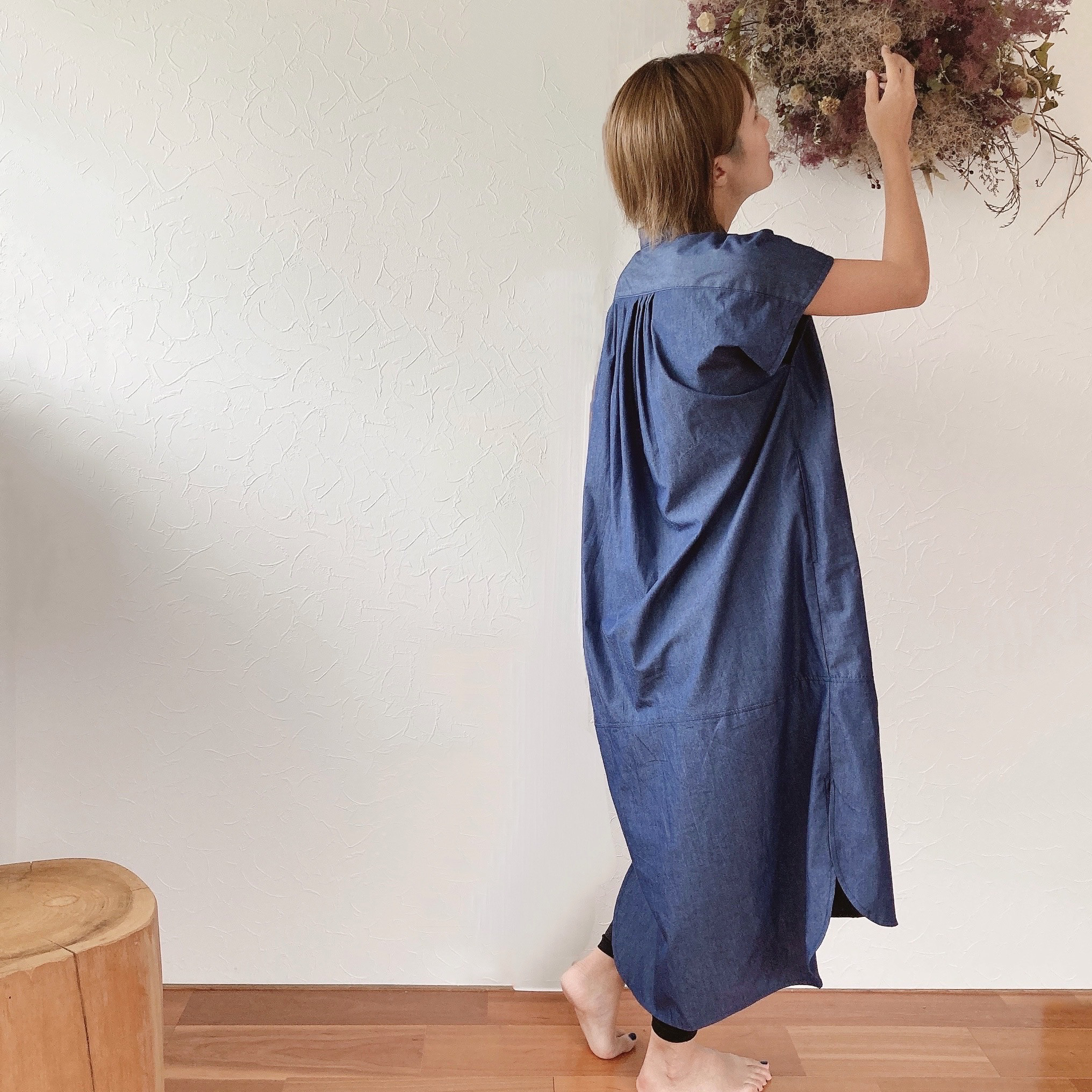 フレンチスリーブとまるみラインのかぶりシャツワンピース〈indigo blue〉