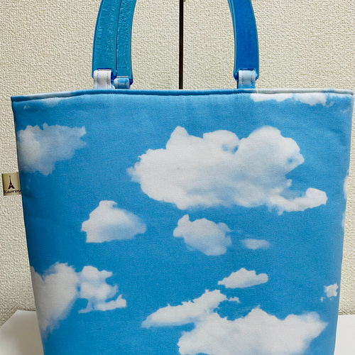 青空と雲柄トートバッグ（ペールブルー） トートバッグ kaorine