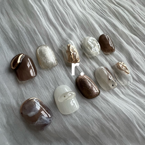 ブラウン×モードニュアンスネイル マグネットネイル 淡色ネイル 個性派