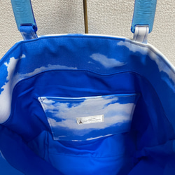青空と雲柄トートバッグ（ロイヤルブルー） 2枚目の画像