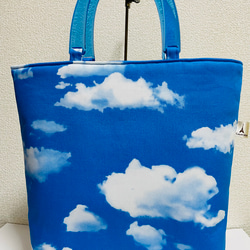 青空と雲柄トートバッグ（ロイヤルブルー） 1枚目の画像