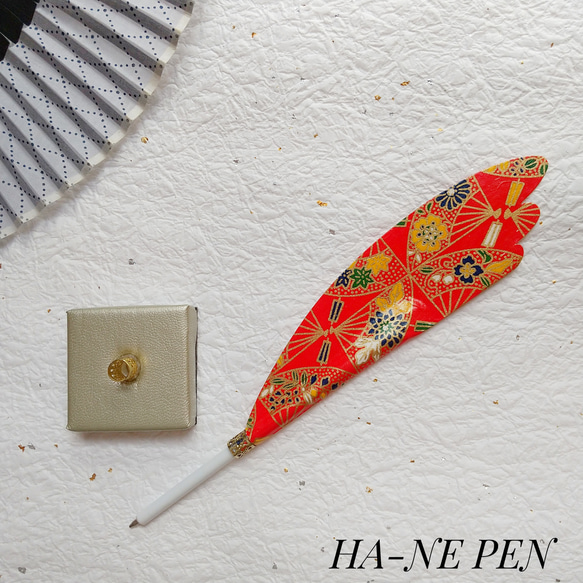 ボールペン  日本・和を感じる和紙 インテリアにも 和柄 レッド 羽根ペン 一点物 選べるスタンドカラー 1枚目の画像