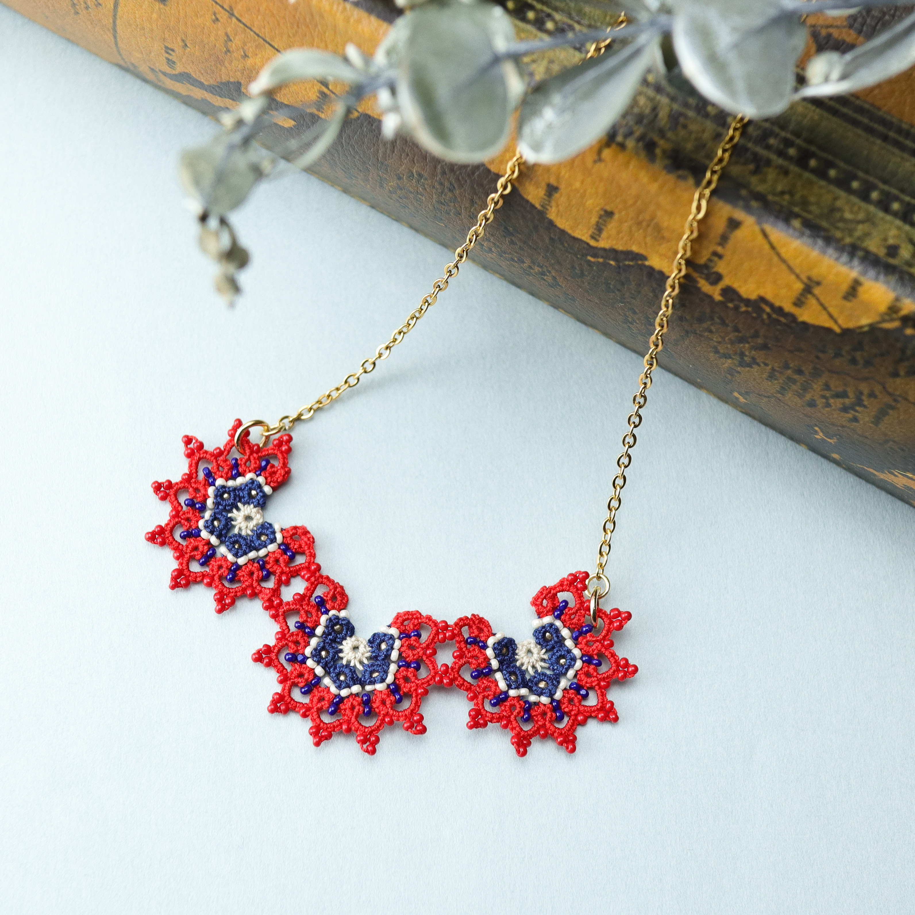 タティングレースとビーズのネックレス Colors＜カラーズ＞Red×Navy 4,608円
