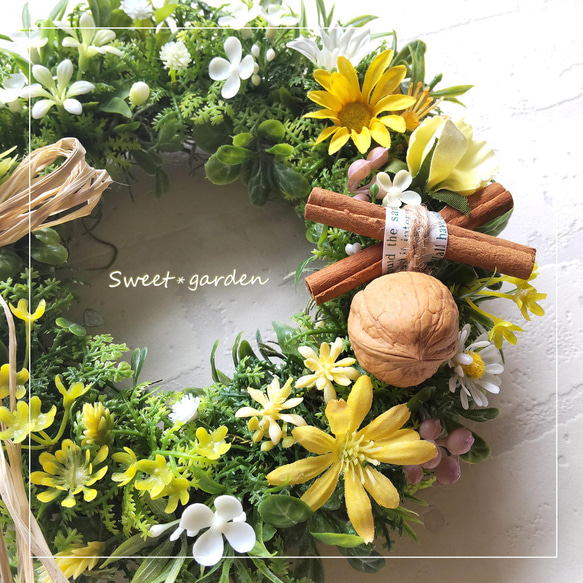 クルミ＆シナモンが可愛いイエロー小花のナチュラルリース（fw185）＊玄関ドアなど外にも飾れるアーティフィシャルリース 6枚目の画像