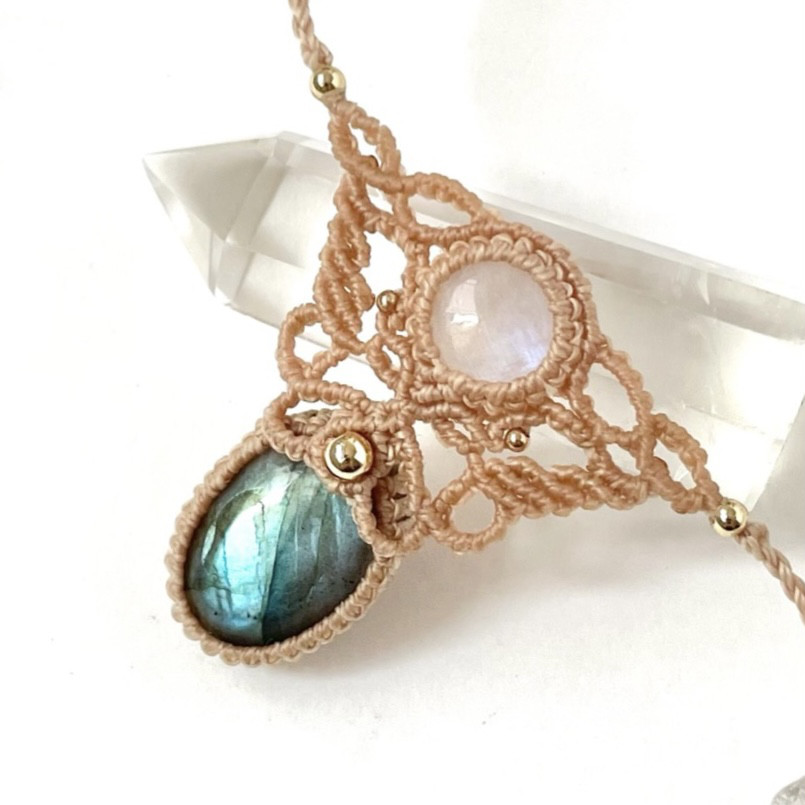 wing＊極上の輝き♪ レインボームーンストーンとラブラドライトの天然石マクラメネックレス