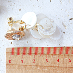 金のアネモネとホワイトシェルのタッセル大ぶりイヤリング（ピアス） 2枚目の画像