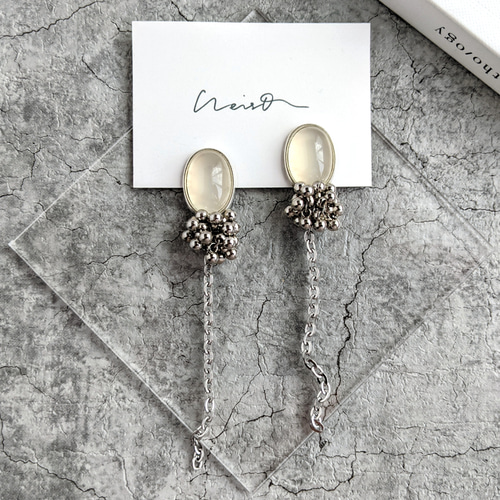 スモーキーホワイト×シルバーのロングピアス/イヤリング ピアス 