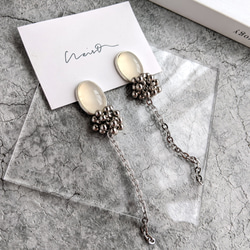 スモーキーホワイト×シルバーのロングピアス/イヤリング 3枚目の画像