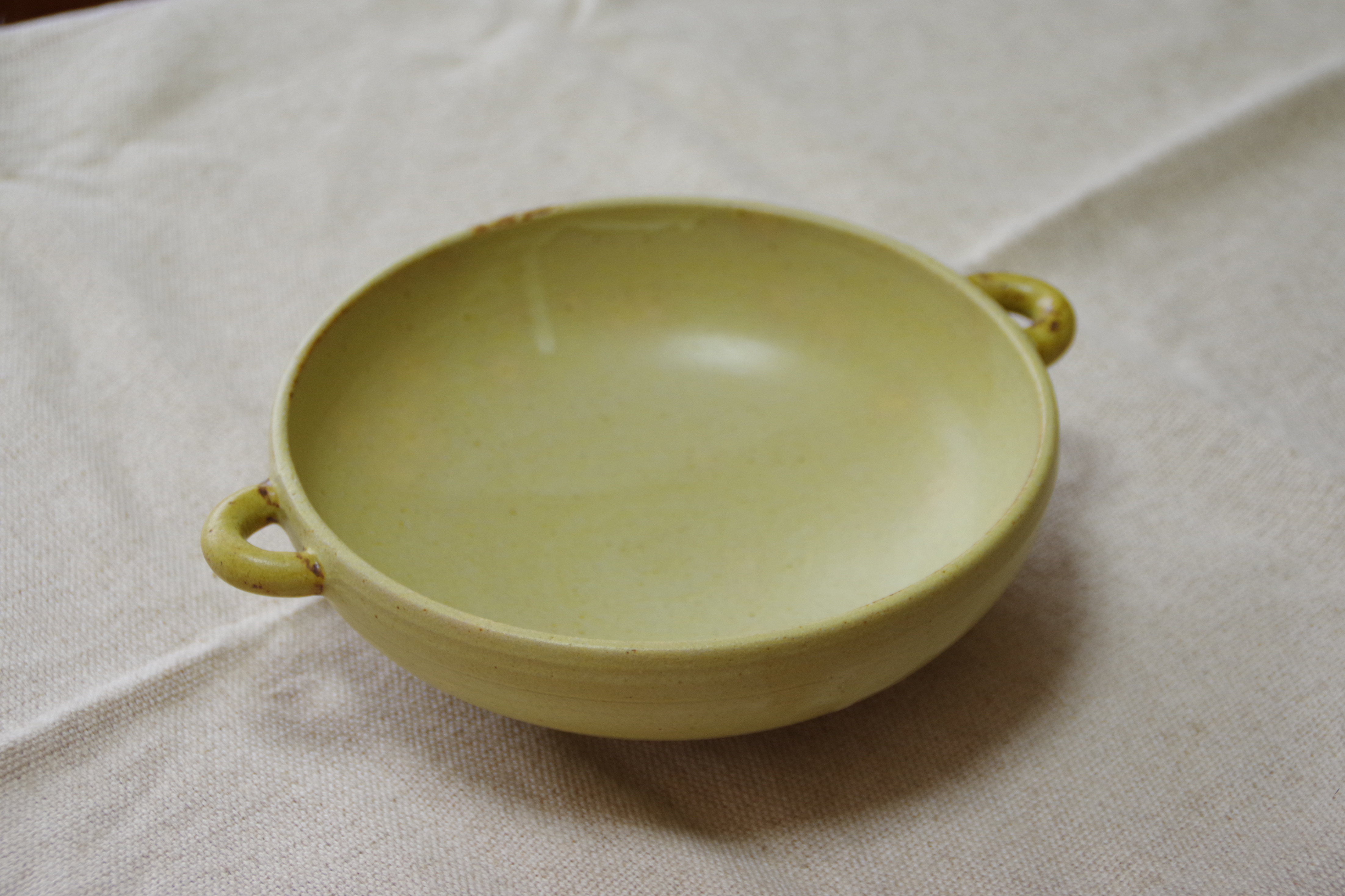 苅安色の耳付き盛り鉢　Φ18.7cm