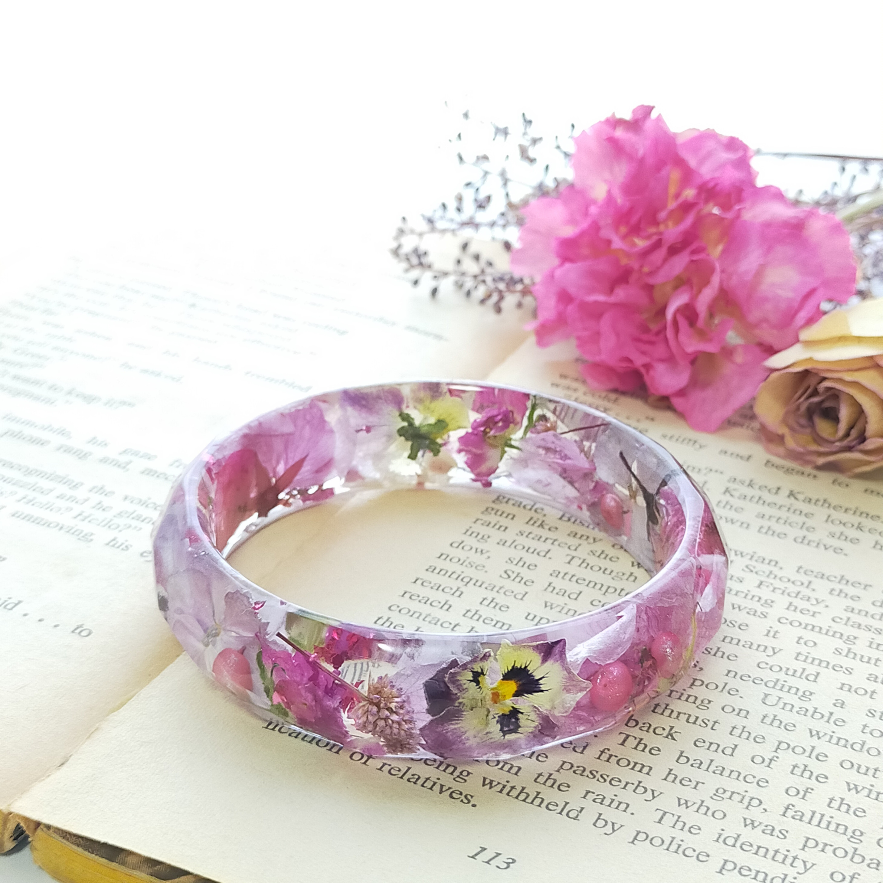 〜ピンキッシュフラワーのバングル〜　パープル　パンジー　紫陽花　薔薇　桜　さくらんぼ　クリア　透明　レジン　ラベンダー紫 28,470円