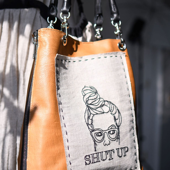 ハンドメイド刺繍バッグ　レザーBagに刺繍を施したリネンを縫い付けました Shut up(シャラップ) 1枚目の画像