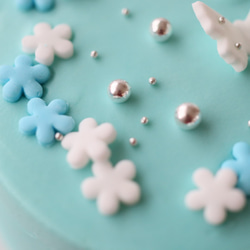 小さなケーキシリーズ　水色の小花のケーキ(チーズケーキ味）４号直径11㎝ 4枚目の画像