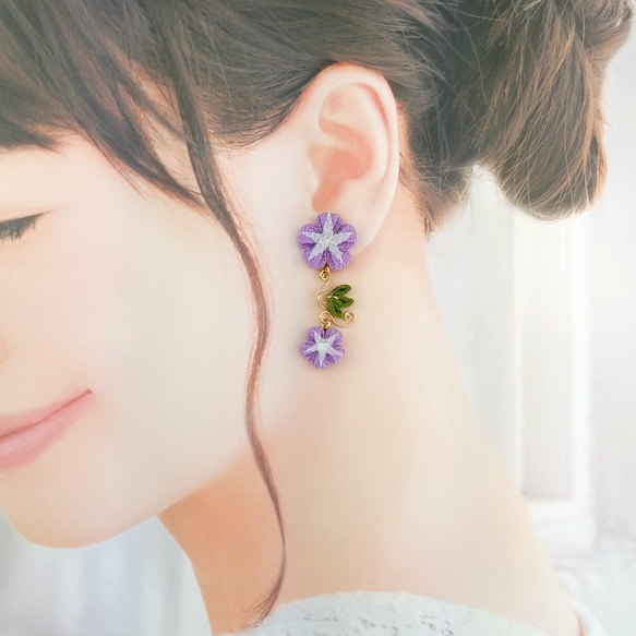 パッと花開いた朝顔✩.*˚  ライトパープルver.  揺れるピアス/イヤリング つまみ細工 2枚目の画像