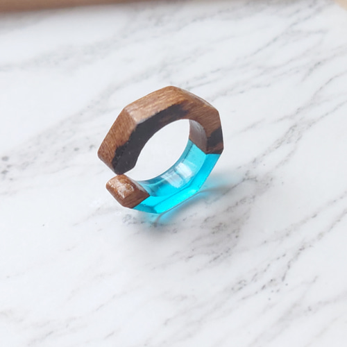ウッドレジン、ヘキサゴンイヤーカフ（黒柿＋アクアブルー）no.c2208
