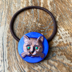 言いたげキャットフェイスのヘアゴム/ポニーフック/ストールピン【ブルー背景copper cat】チェコ　ガラスボタン 2枚目の画像